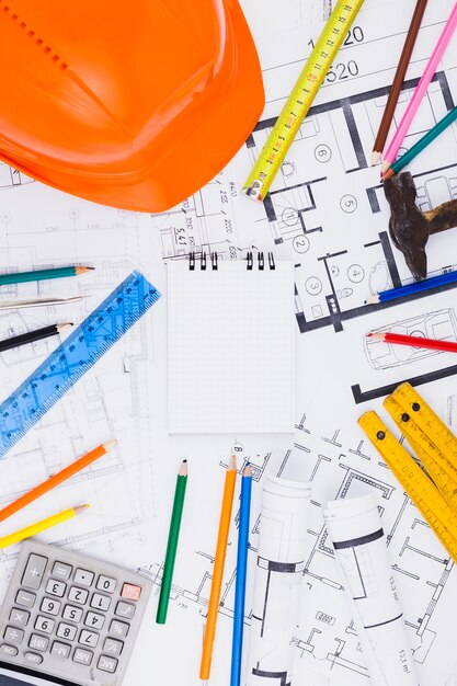 Concetto di architettura con blocco note e piani di costruzione