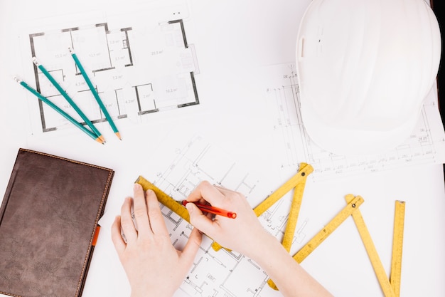 Concetto di architettura con piano di costruzione