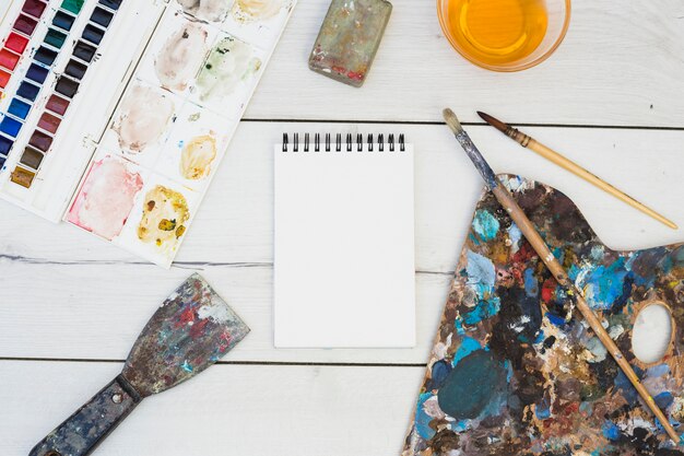 Concetto di artista moderno con elementi professionali