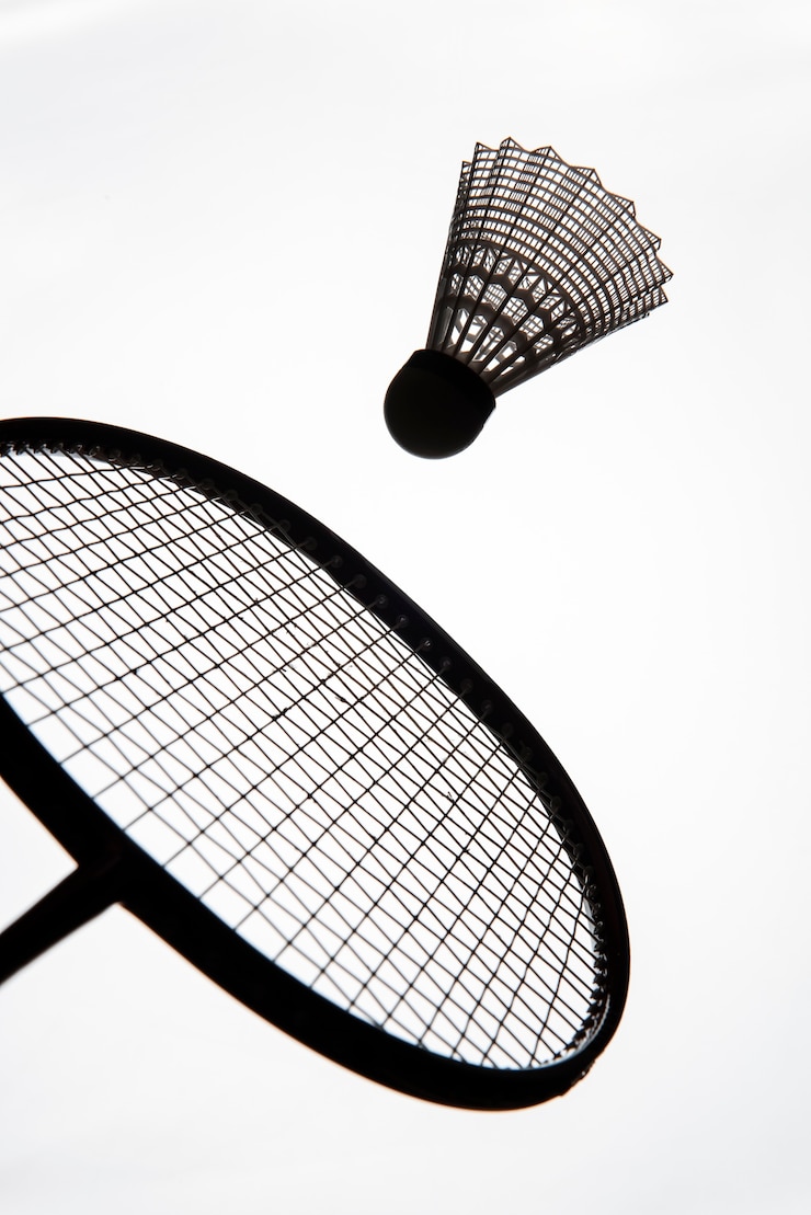 Foto gratuito concetto di badminton con illuminazione drammatica