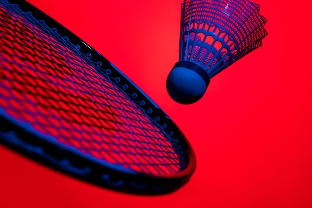 Concetto di badminton con illuminazione drammatica