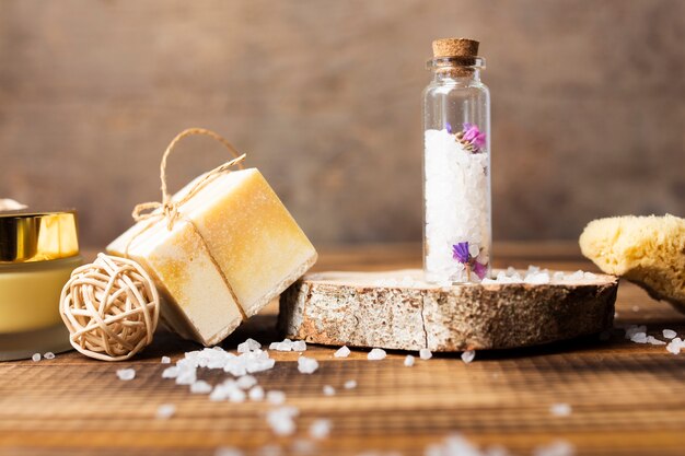 Concetto di bagno con sapone solido e sali