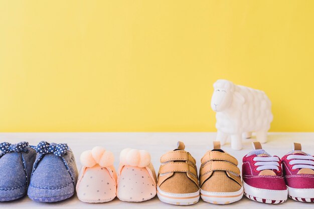 Concetto di bambino con quattro diverse coppie di scarpe