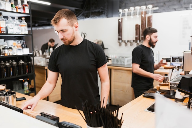 Concetto di bar con barman