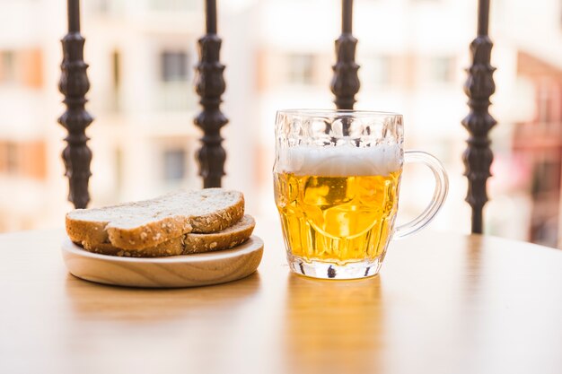 Concetto di birra con sandwich