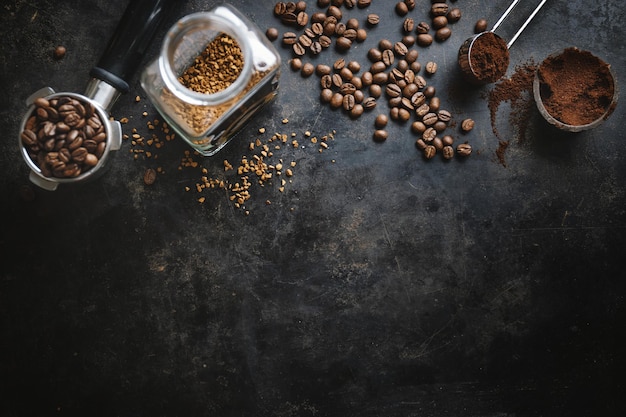 Concetto di caffè con diversi tipi di caffè caffè in grani latte e bastoncini di cannella su sfondo grigio Piatto