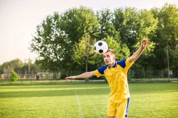 Concetto di calcio amatoriale con allenamento dell&#39;uomo