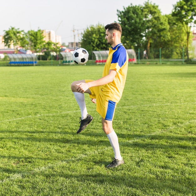 Concetto di calcio amatoriale con allenamento dell&#39;uomo