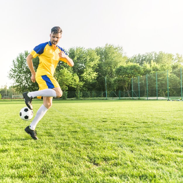 Concetto di calcio amatoriale con allenamento dell&#39;uomo