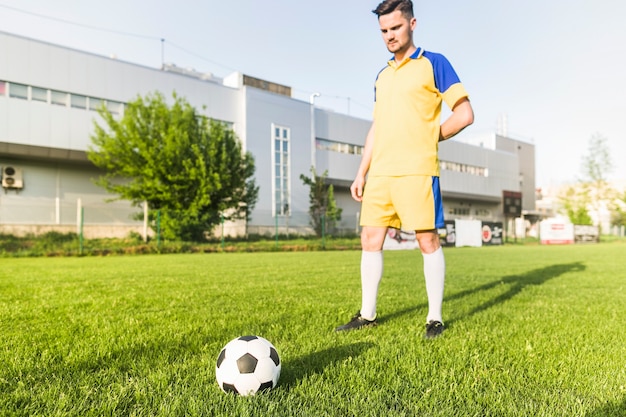 Concetto di calcio amatoriale con allenamento dell&#39;uomo