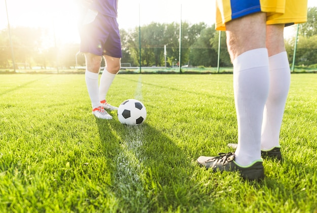 Concetto di calcio amatoriale con gambe di giocatori