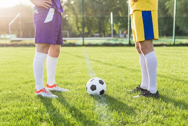 Concetto di calcio amatoriale con gambe di giocatori