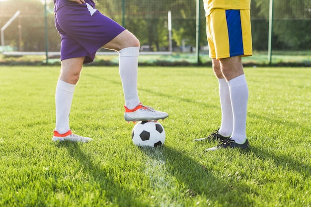 Concetto di calcio amatoriale con gambe di giocatori