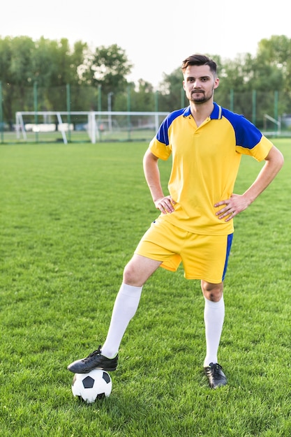 Concetto di calcio amatoriale con l&#39;uomo in posa con la palla