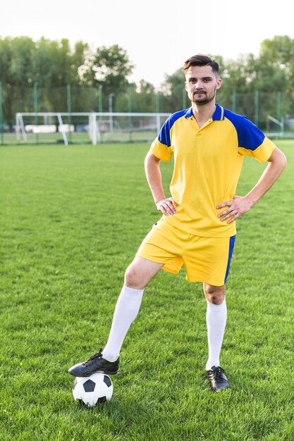 Concetto di calcio amatoriale con l&#39;uomo in posa con la palla