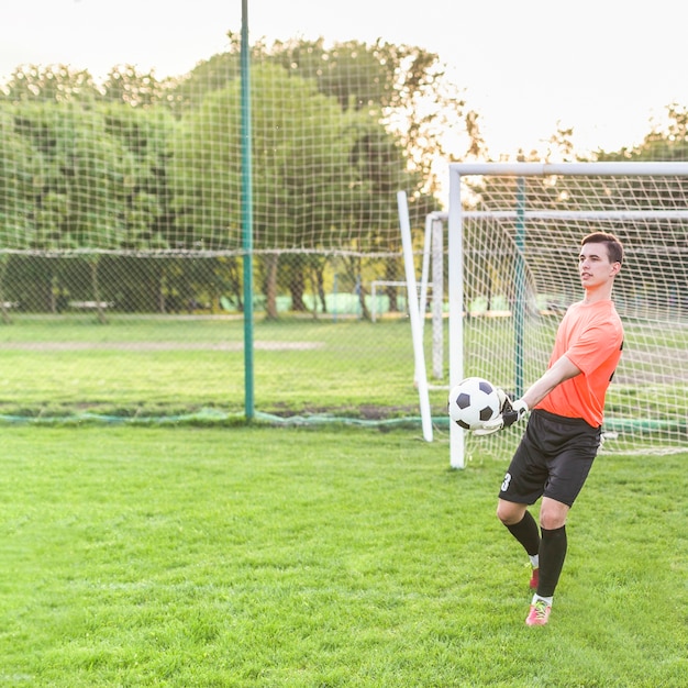 Concetto di calcio amatoriale con portiere