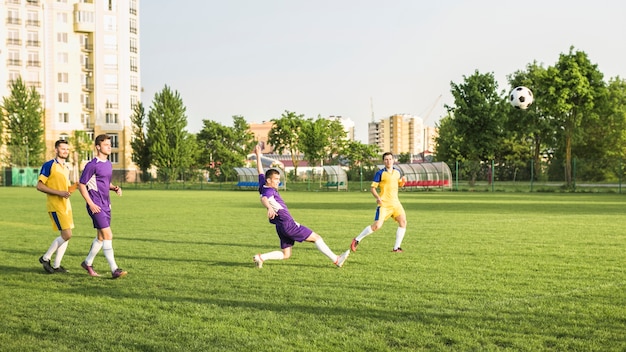 Concetto di calcio amatoriale con scena di gioco