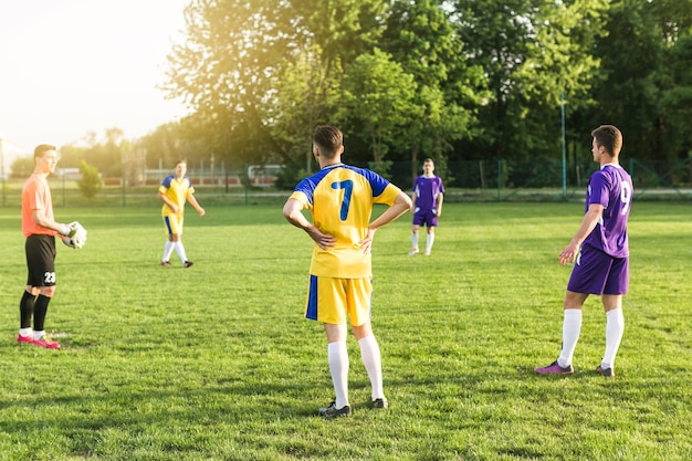 Concetto di calcio amatoriale con scena di gioco