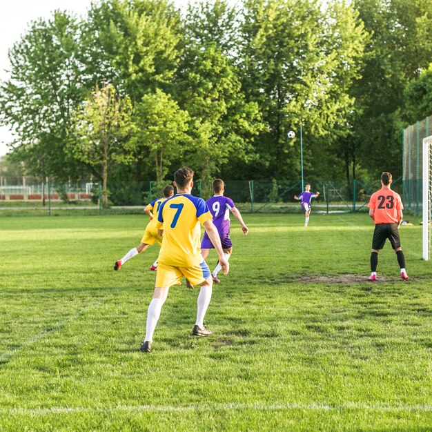 Concetto di calcio amatoriale con scena di gioco