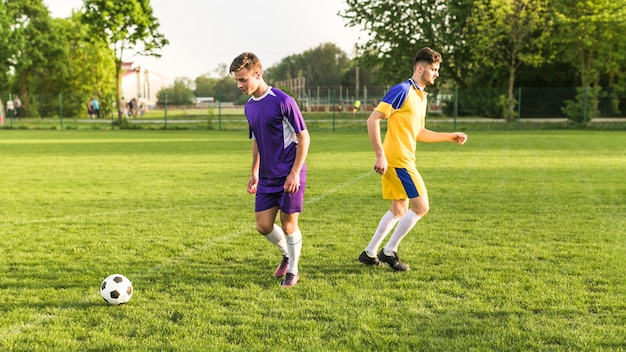 Concetto di calcio amatoriale con scena di gioco