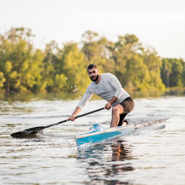 Concetto di canottaggio con l'uomo in canoa