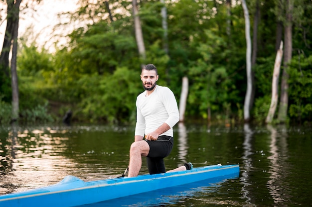Concetto di canottaggio con l'uomo in kayak