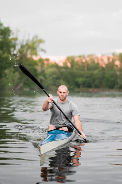 Concetto di canottaggio con l'uomo in kayak