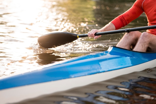 Concetto di canottaggio con remi e kayak