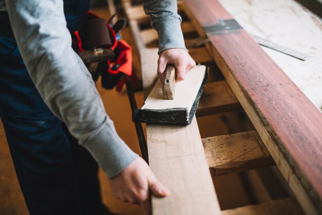 Concetto di carpenteria con l&#39;uomo