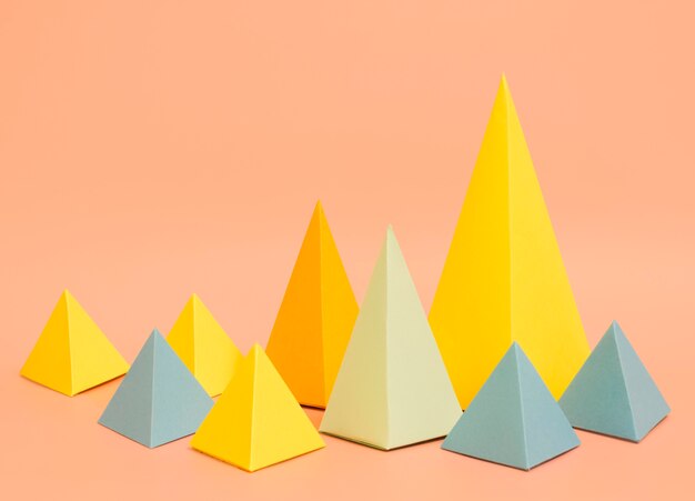 Concetto di carta colorata di triangoli