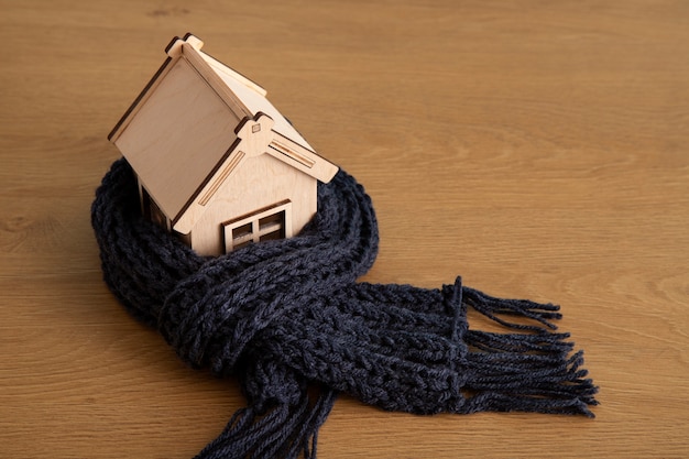 Concetto di casa accogliente con casa giocattolo in legno