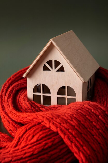 Concetto di casa accogliente con casa giocattolo in legno