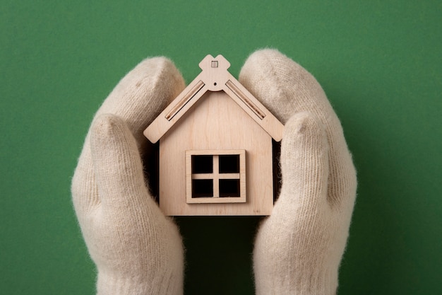 Concetto di casa accogliente con casa giocattolo in legno