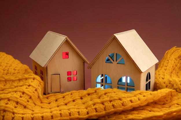 Concetto di casa accogliente con casa giocattolo in legno