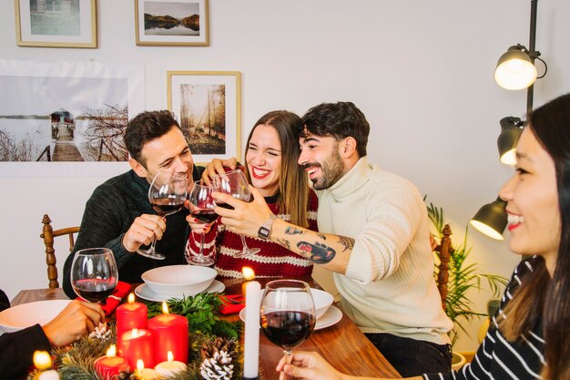 Concetto di cena di Natale con gli amici felici