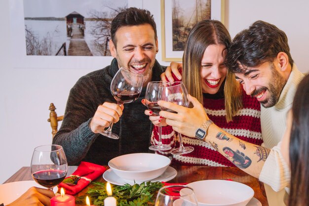 Concetto di cena di Natale con gli amici ridendo