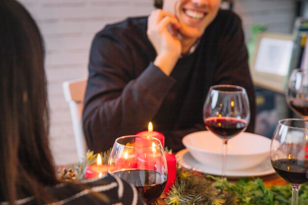 Concetto di cena di Natale con l&#39;uomo sorridente