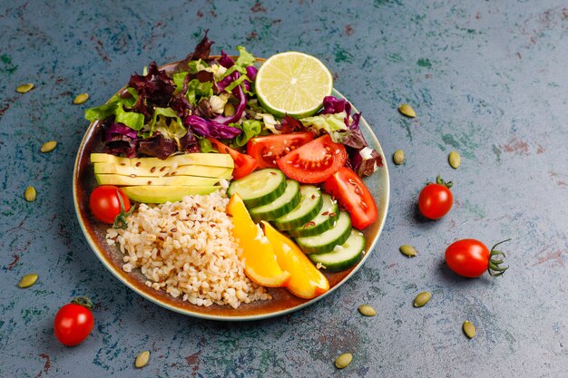 Concetto di cibo equilibrato vegetariano sano, insalata di verdure fresche, ciotola di buddha