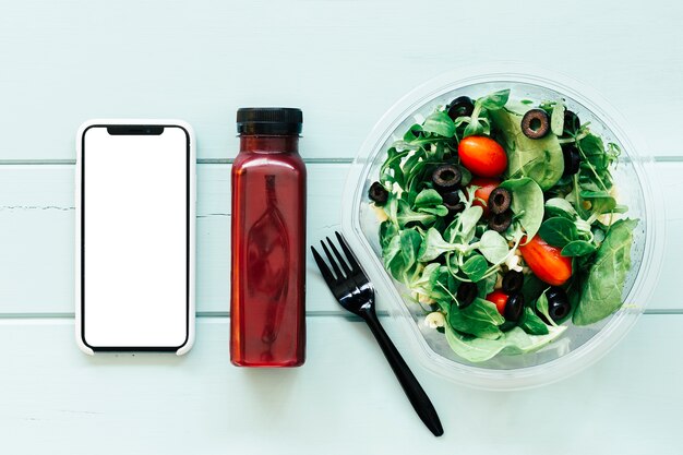 Concetto di cibo sano con smartphone