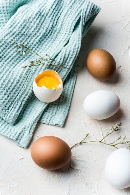 Concetto di cibo sano con uova