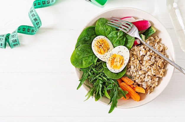 Concetto di cibo sano e stile di vita sportivo. Pranzo vegetariano. Colazione salutare. Nutrizione appropriata. Vista dall'alto. Disteso.