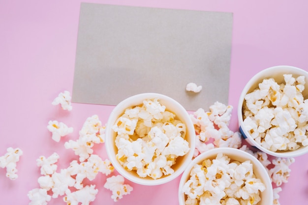 Concetto di cinema con popcorn e carta