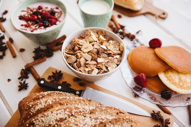 Concetto di colazione sana con cereali e pane