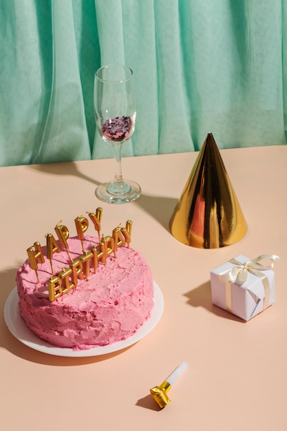 Concetto di compleanno ad alto angolo con torta