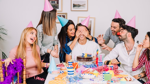 Concetto di compleanno con gli amici a tavola