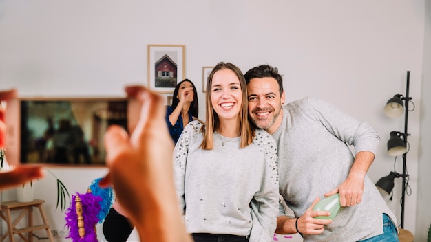 Concetto di compleanno con gli amici in posa per la foto