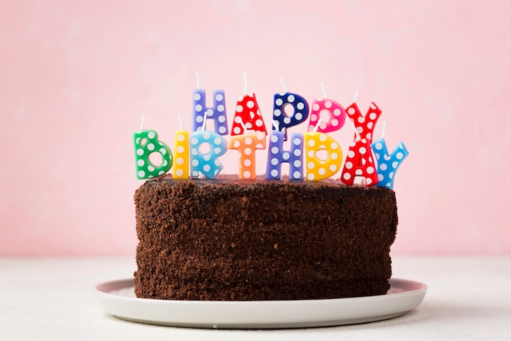 Foto gratuito concetto di compleanno con torta al cioccolato e candele carine
