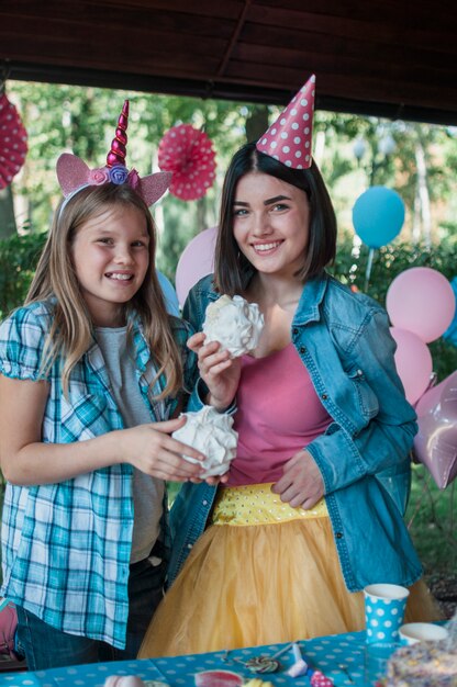 Concetto di compleanno incantevole con famiglia felice