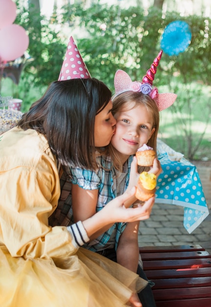 Concetto di compleanno incantevole con famiglia felice