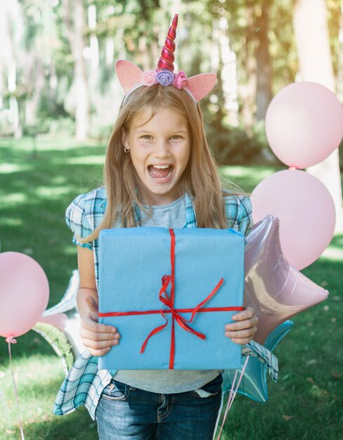 Concetto di compleanno incantevole con ragazza felice